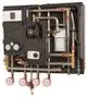 Hausstation mit verschiedenen Rohrleitungen und Druckmessgeräten. Integriert ist eine Steuerung, die von Danfoss stammt, sowie verschiedene Armaturen und Ventile für die Wasserversorgung.